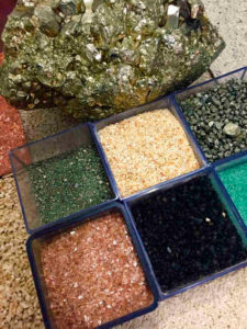 Pedra – Mosaico de seixos em tons variados | Estúdio Luiza Pilau