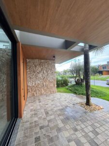 Teto Vinílico – Encontro Contemporâneo com Parede em Pedra
