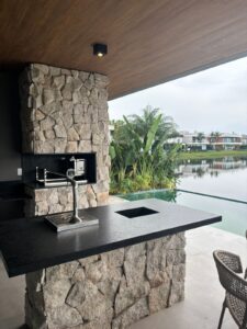 Teto Vinílico – Coluna em Pedra com Vista para o Bairro