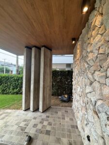 Teto Vinílico – Colunas Ritmadas na Fachada