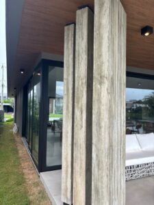 Teto Vinílico – Colunas em Madeira na Varanda
