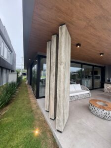 Teto Vinílico – Varanda Sofisticada com Vista ao Lago