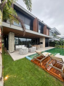 Teto Vinílico – Fachada Contemporânea com Vista para o Lago