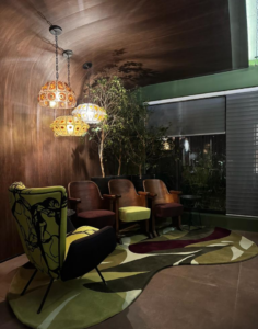 Teto Vinílico – Lounge Acolhedor em Tons Amadeirados