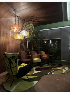 Teto Vinílico – Curva Orgânica com Iluminação Acolhedora