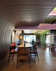Teto Vinílico – Curvas Vibrantes em Espaço Comercial