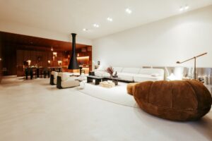 Vista geral integrando a sala de jantar em marcenaria e o living do ambiente ATO_26, CasaCor RS 2026