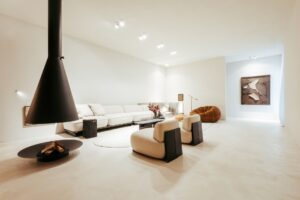 Lareira suspensa em primeiro plano com vista para o living do ambiente ATO_26, CasaCor RS 2026