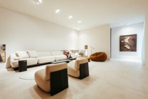 Sala de estar do ambiente ATO_26 com sofá branco e obra de arte na parede lateral, CasaCor RS 2026
