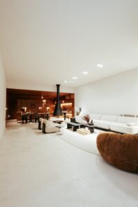 Vista integrada da sala de jantar e do living do ambiente ATO_26, com lareira suspensa, CasaCor RS 2026