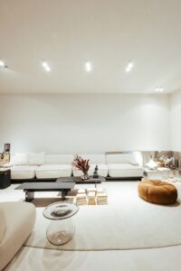 Detalhe do living do ambiente ATO_26, com sofá, mesa de centro e vaso de vidro, CasaCor RS 2026