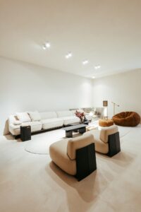 Vista ampla da sala de estar do ambiente ATO_26, com sofá, poltronas e mesa de centro, CasaCor RS 2026