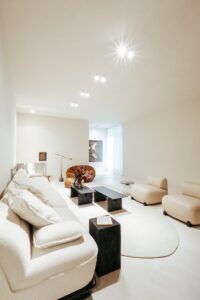 Living do ambiente ATO_26 com sofá, poltrona em bouclé e poltronas em bege, piso contínuo em Chukum, CasaCor RS 2026