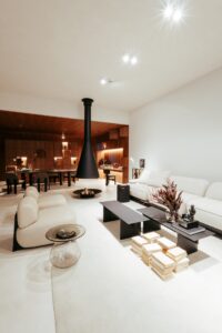 Integração entre a sala de jantar em marcenaria e o living com lareira suspensa no ambiente ATO_26, CasaCor RS 2026