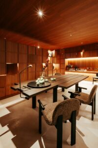 Sala de jantar em marcenaria com bar integrado ao fundo no ambiente ATO_26, CasaCor RS 2026