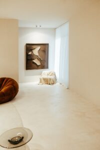 Puff e escultura em parede no ambiente ATO_26, de Juarez Cruz, com revestimento Chukum, CasaCor RS 2026