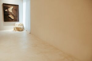 Detalhe da superfície contínua em Chukum nas paredes do ambiente ATO_26, de Juarez Cruz, CasaCor RS 2026
