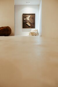 Obra de arte e piso em Chukum no ambiente ATO_26, de Juarez Cruz, CasaCor RS 2026