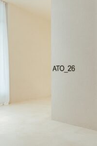 Passagem do ambiente ATO_26 com sinalização na parede e piso contínuo em Chukum, CasaCor RS 2026