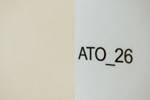 Detalhe em close da sinalização ATO_26 aplicada na parede, CasaCor RS 2026